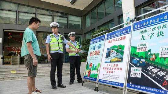 高速路因雨雪天气封闭