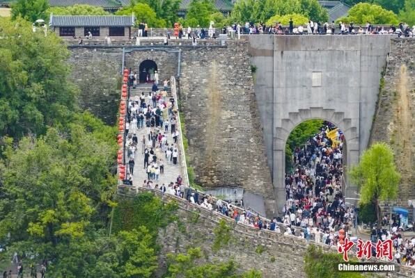 民众登上南京明城墙感受城市魅力