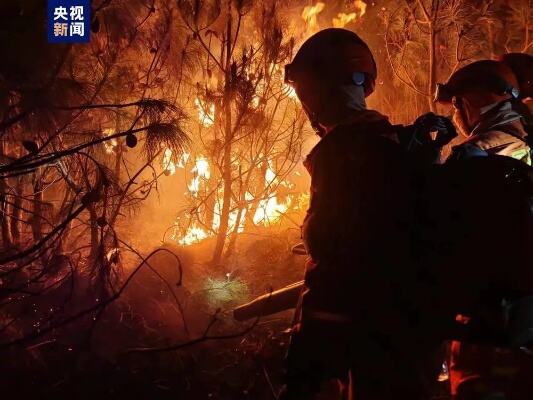 云南大理洱源县突发山火