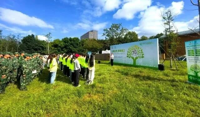 学校师生参加履行植树义务