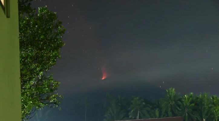 伊布火山再次喷发