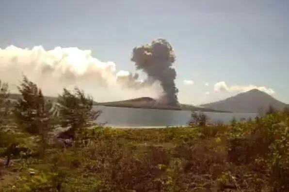 印尼喀拉喀托火山今日多次喷发