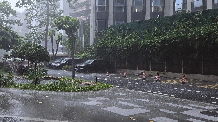 广州多区暴雨