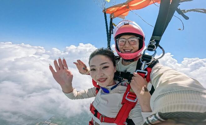 女子高空跳伞