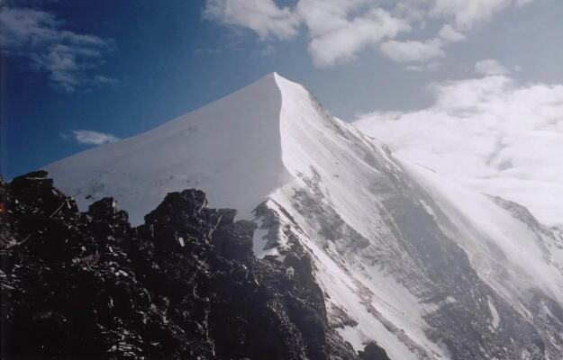 四川松潘通报两名登山人员失联