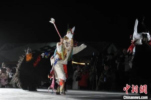 纳木错湖畔游客体验篝火锅庄舞