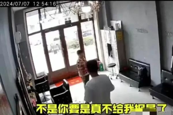 理发店老板自称上面有人