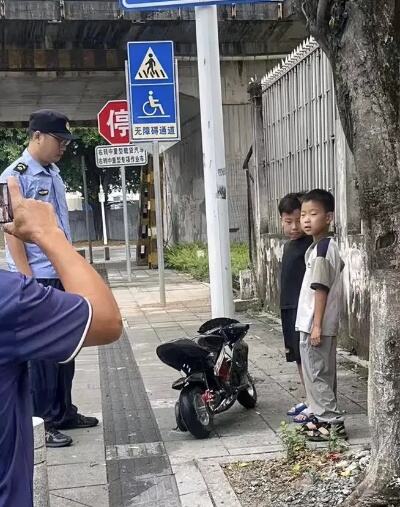 这个交警的一棍子都打出了什么