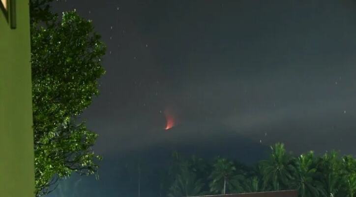 印尼一日内多座火山发生喷发