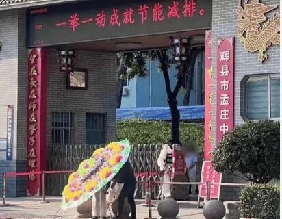 大一女生校内坠楼身亡