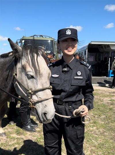 马背上的00后女警