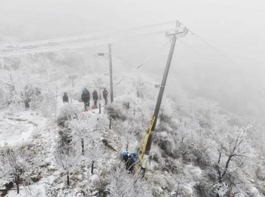 寒潮致宁波山区电线覆冰