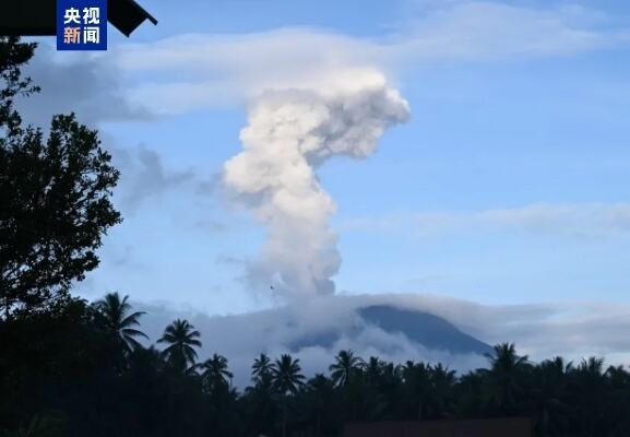 印尼伊布火山发生喷发