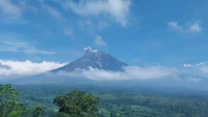 印度尼西亚塞梅鲁火山喷发